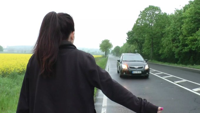 欧洲少女(18+)在德国车里享受大鸡巴