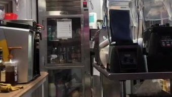 棕色头发的比基尼调酒...