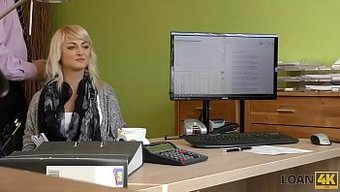 美丽的年轻女子在贷款...