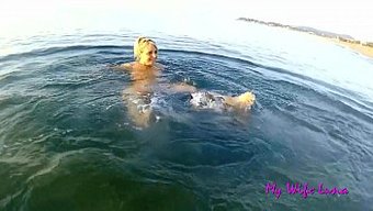 射精在陽具上:海灘射精體驗