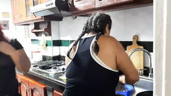 我和女佣做爱,而我的...
