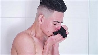 闻著年轻女孩的内裤!
