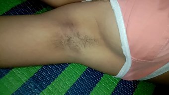 18岁的女友享受自我愉悦