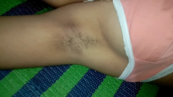 18岁的女友享受自我愉悦