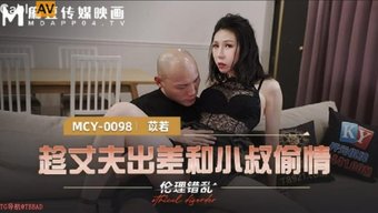 胸部丰满的女孩与她的...