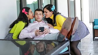 继妹和继妹的朋友在这...