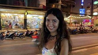 一个年轻女人在海滩上...