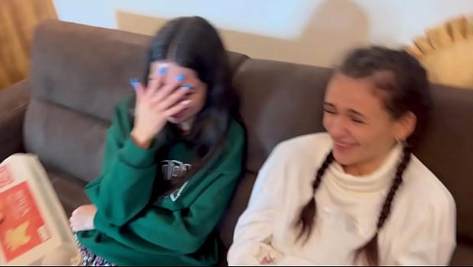 两个可爱的女孩来找我们和一个英俊的陌生人好好做爱。