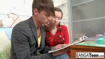 一个年轻的黑发女人参...