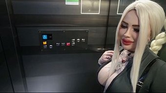 陌生人在电梯里想跟我...
