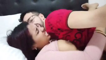 自然胸部的业余棕发女...