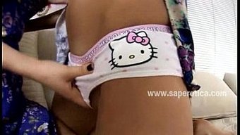 青少年(18+)女同...