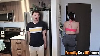 大屁股妹妹被哥哥操了