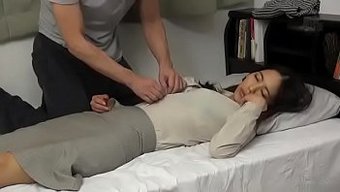 迟到的女孩在火车上被操