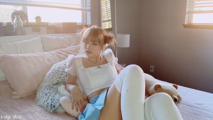 戴着马尾辫的少女自慰