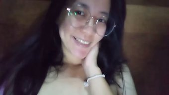 亚洲业余女孩享受独自自慰