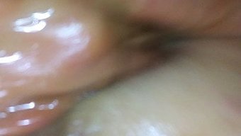 油腻的阴道被精液覆盖