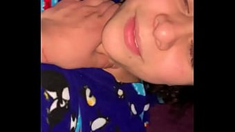 美丽的拉丁裔妈妈被女...