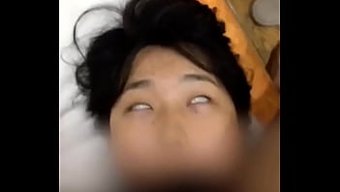 深喉技巧与激烈的口交...