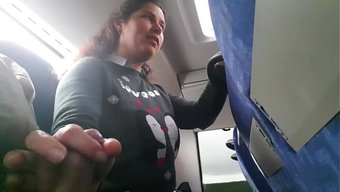公交车上和极品熟女的...
