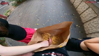 业余爱好者在公共场合...