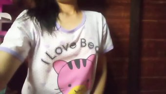 可爱的亚洲女孩在摄像...