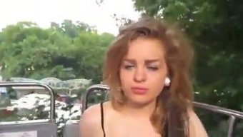 德国女孩享受紧致的阴道