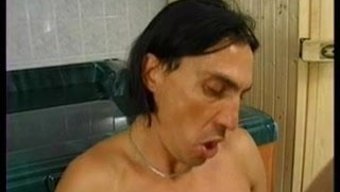 妈妈和年轻男子在桑拿...
