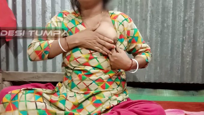 Desi Tumpa Bhabhi在配偶缺席的情况下展示她的大白色乳房和娇小的亲密区域