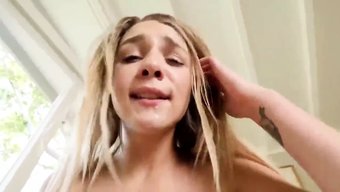 大胸部的业余女孩自慰