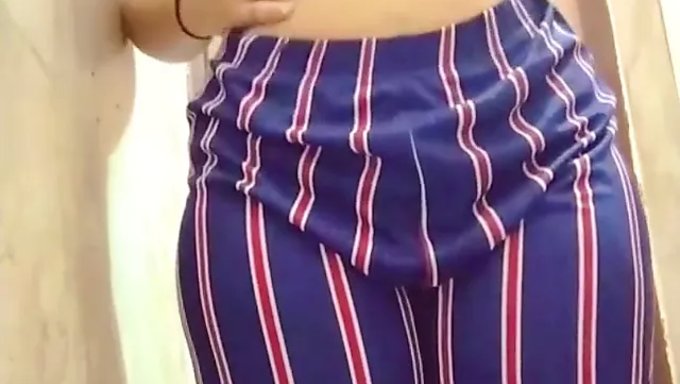 18岁的印度女孩为你的快感自慰