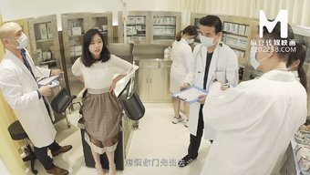 亚洲少女自慰并在自制...