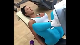 肌肉紧致的健身房健身...