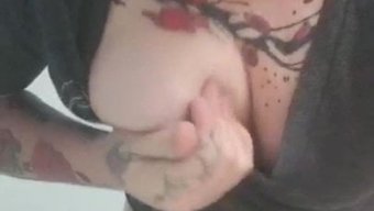 纹身女孩在镜头前脱衣服