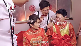 亚洲模特大奶子在这个...