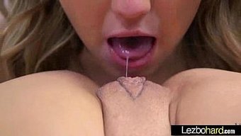 少女(18+)在湿润...