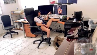 少女戴眼镜进行面部操和口交