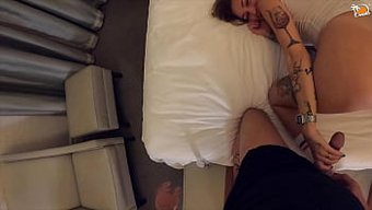 狂野的熟女瑜伽教练在...