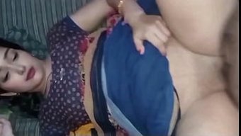 一个新婚的印度女人享...