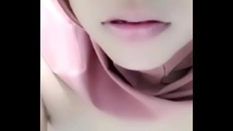 漂亮的女人玩弄自己的...