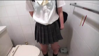 继父和年轻女孩进行热...