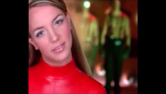 Britney Spears在热辣的独奏场景中