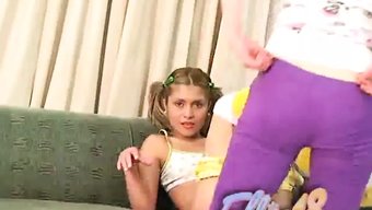 小胸部的少女被她的朋...