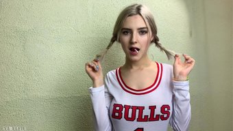小胸部的少女被舔了毛...