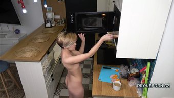 裸体少女(18+)在...