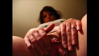 湿润和狂野:女孩自慰到高潮