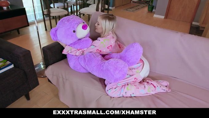小个子金发女郎在这个exxxtrasmall视频中享受大鸡巴