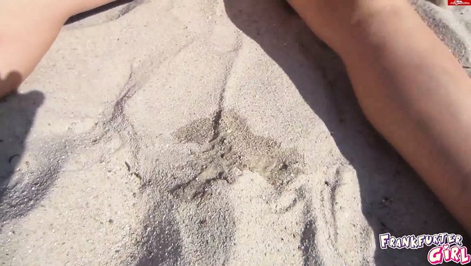 欧洲女孩经历了她的第一次公共喷潮高潮