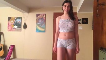 穿着小内裤的美女展示...