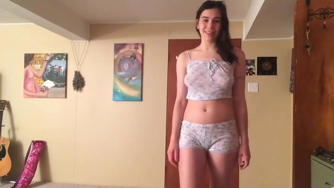 穿着内衣和素食生活方式的美丽女人